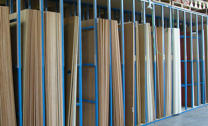 Blaue Vertikalregale zum lagern von Holzwerkstoff